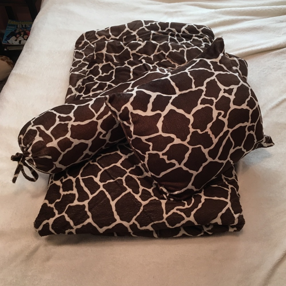 Giraffe comforter and bedskirt (pillows seperate)